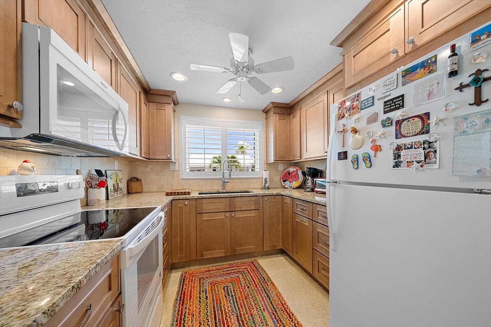 Kitchen with white appliances - 738 SPANISH DR S #98, LONGBOAT KEY