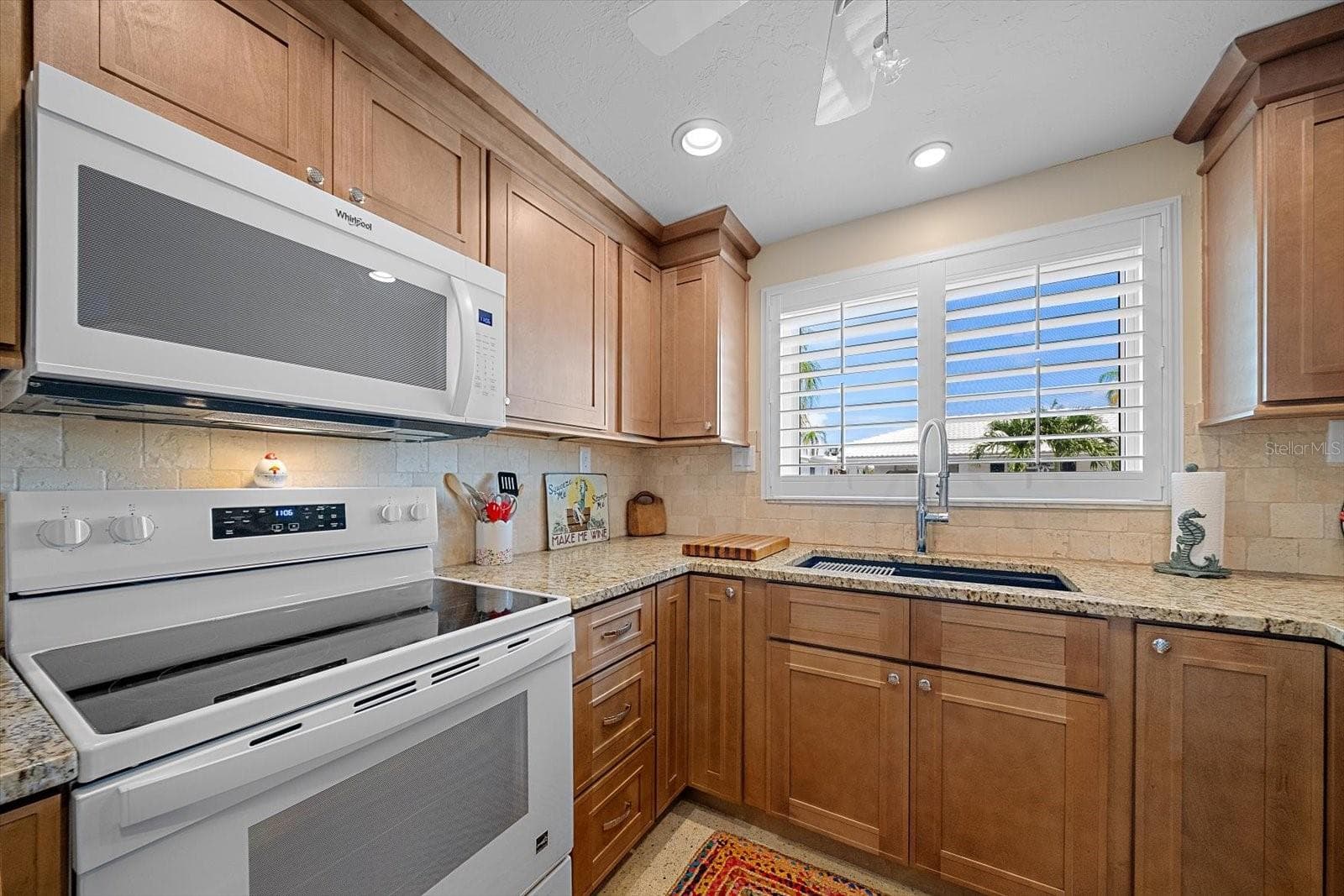 Kitchen with pass-through window - 738 SPANISH DR S #98, LONGBOAT KEY
