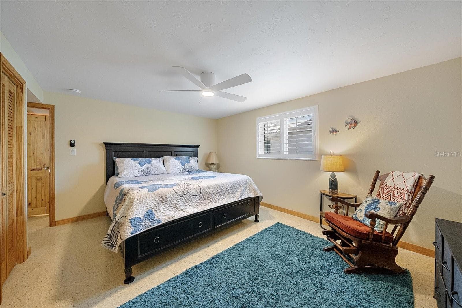 Bedroom with seating area - 738 SPANISH DR S #98, LONGBOAT KEY