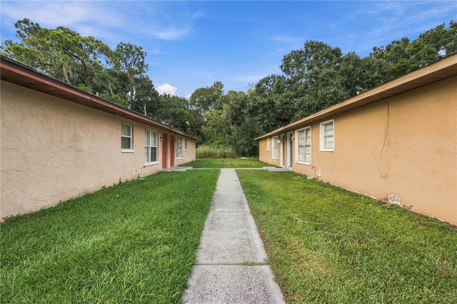 Duplex at 2461 CHESTNUT WOODS DR, LAKELAND, photo 3 of 39