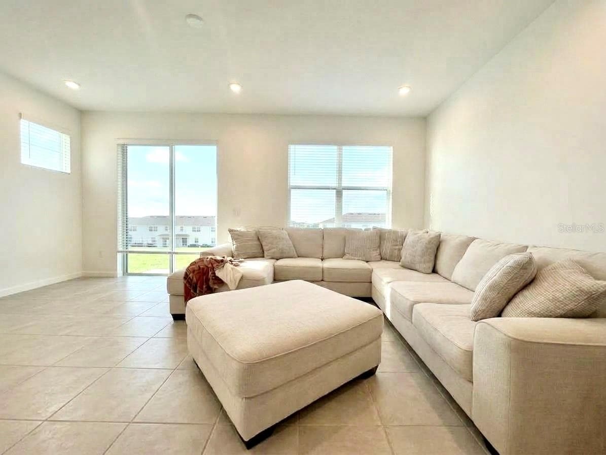 Great living room space - 1123 BOARDWALK PL, KISSIMMEE