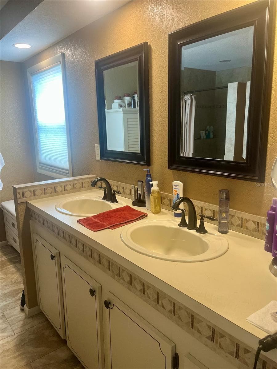 Manufactured Home at 312 MARINER DR, NORTH PORT, photo 11 of 30