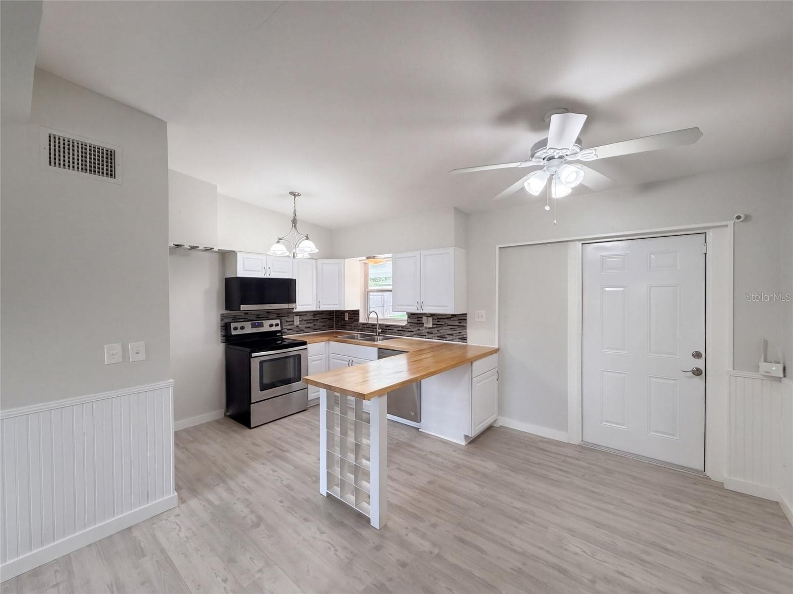Single Family Residence at 1371 JEFFORDS ST, CLEARWATER, photo 3 of 23