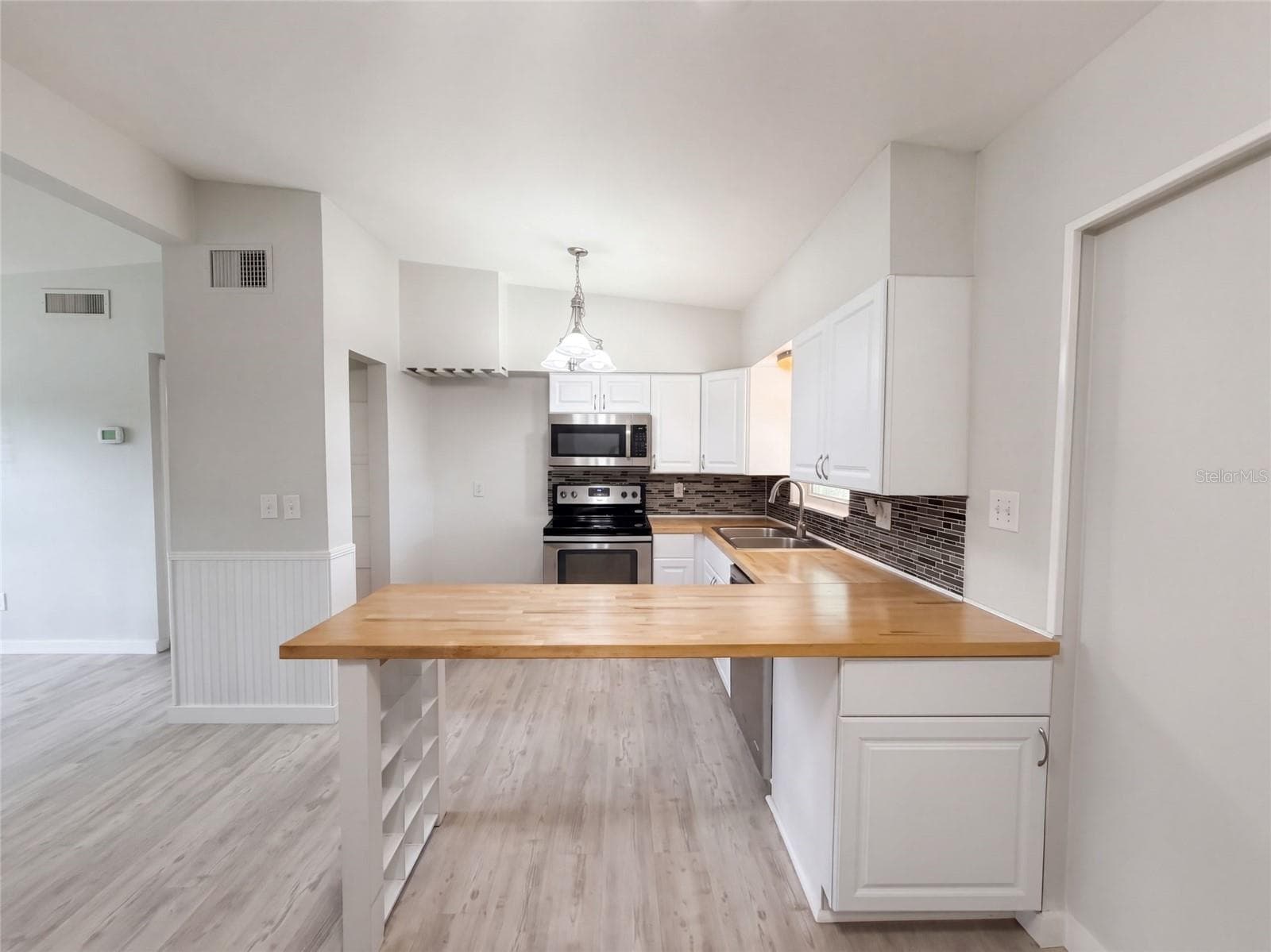 Single Family Residence at 1371 JEFFORDS ST, CLEARWATER, photo 8 of 23