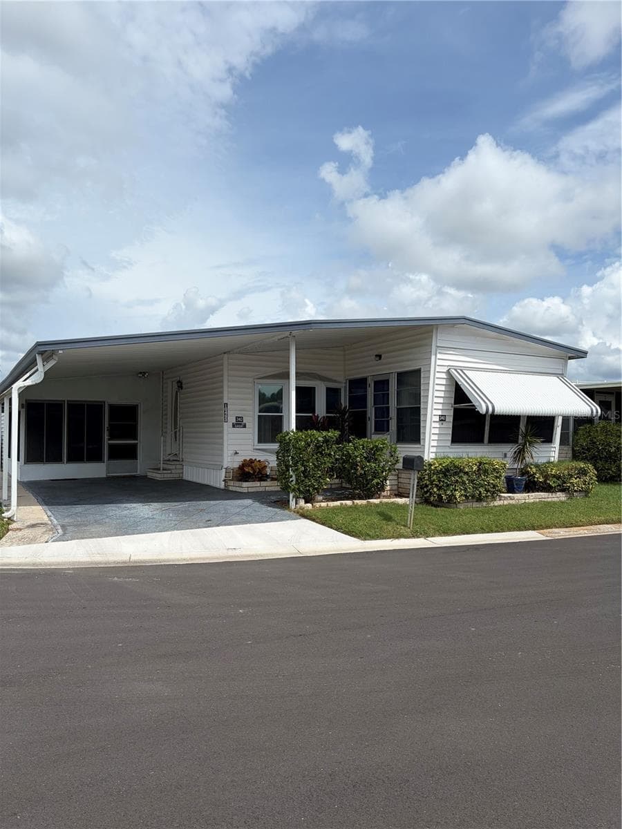 Mobile Home at 10493 PEACEFUL DR, LARGO, photo 4 of 32