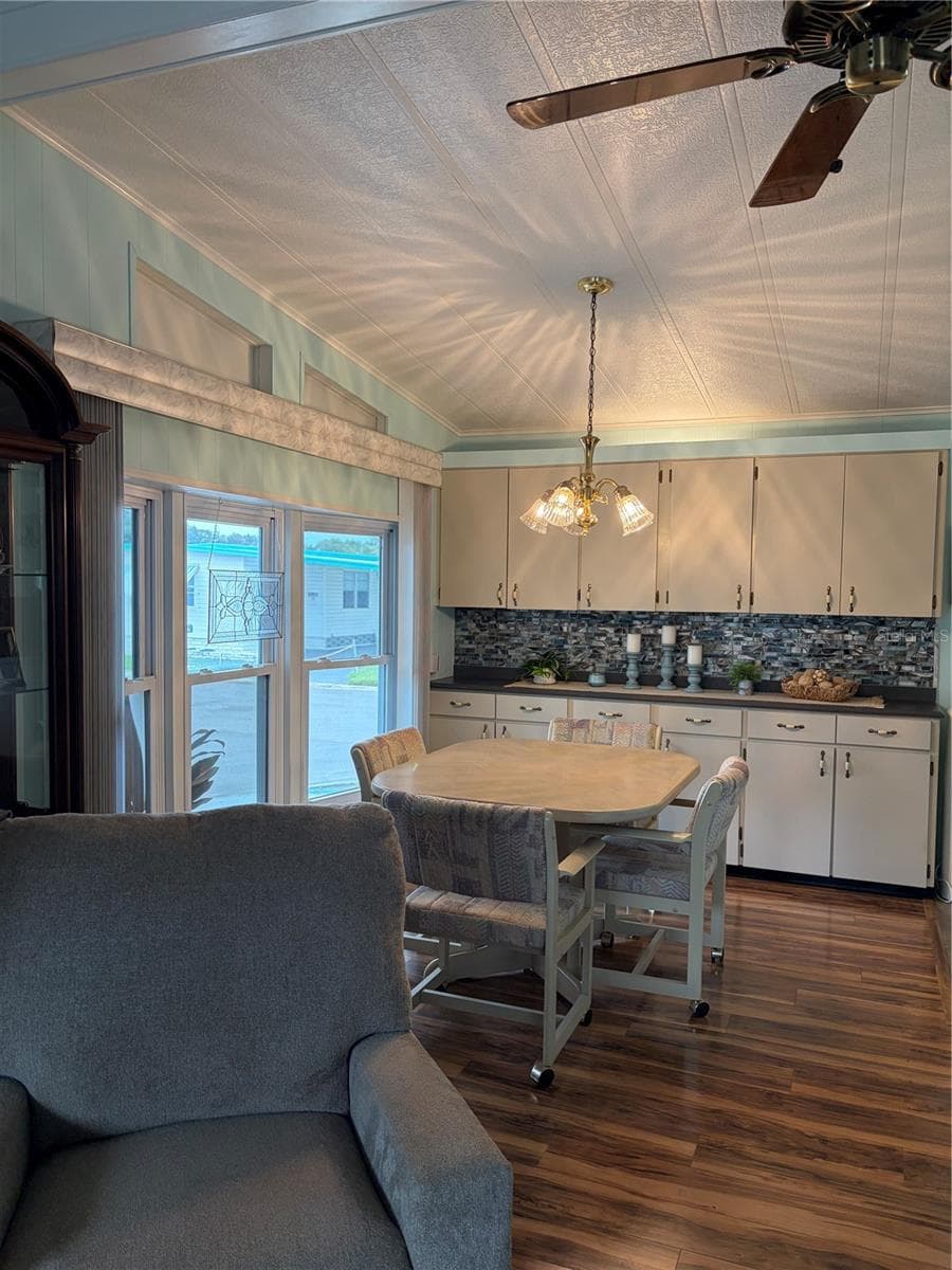 Mobile Home at 10493 PEACEFUL DR, LARGO, photo 11 of 32