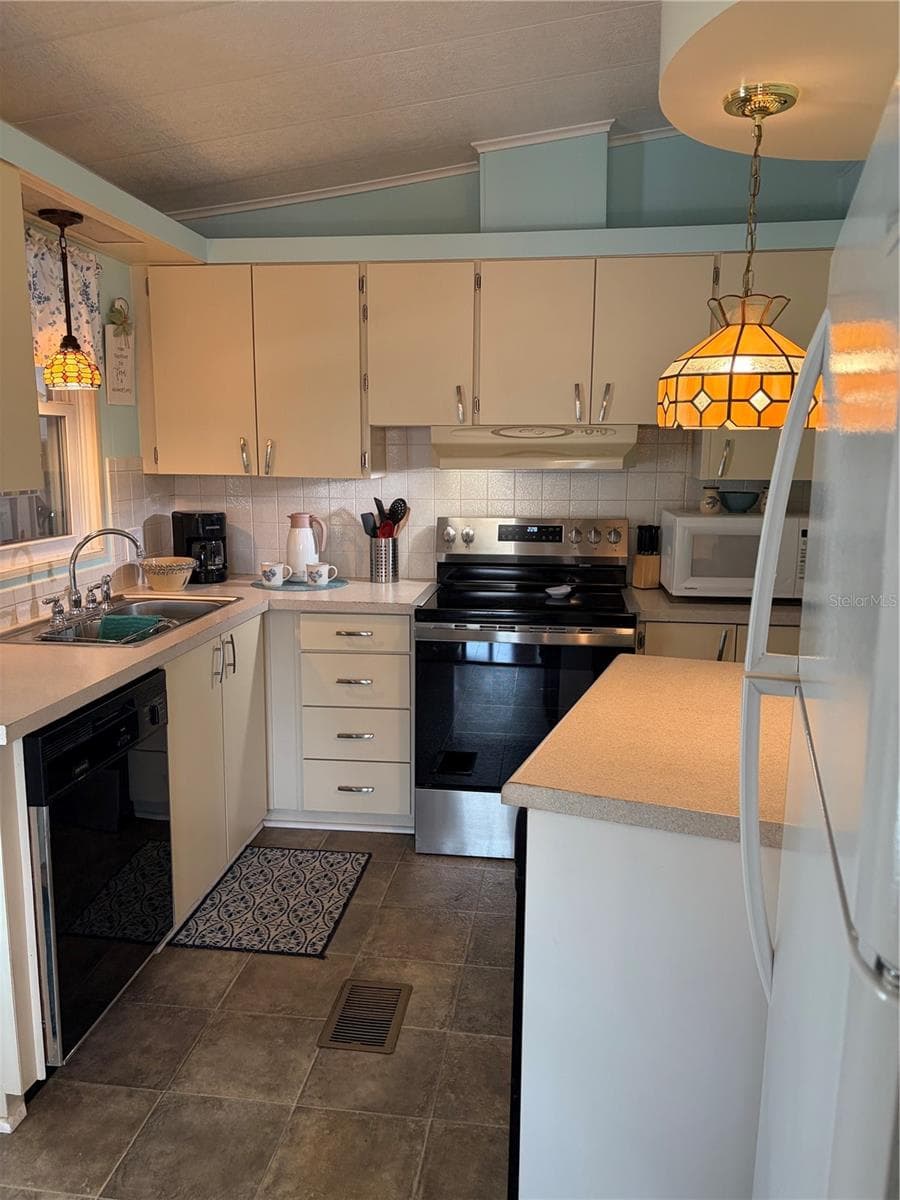 Mobile Home at 10493 PEACEFUL DR, LARGO, photo 13 of 32