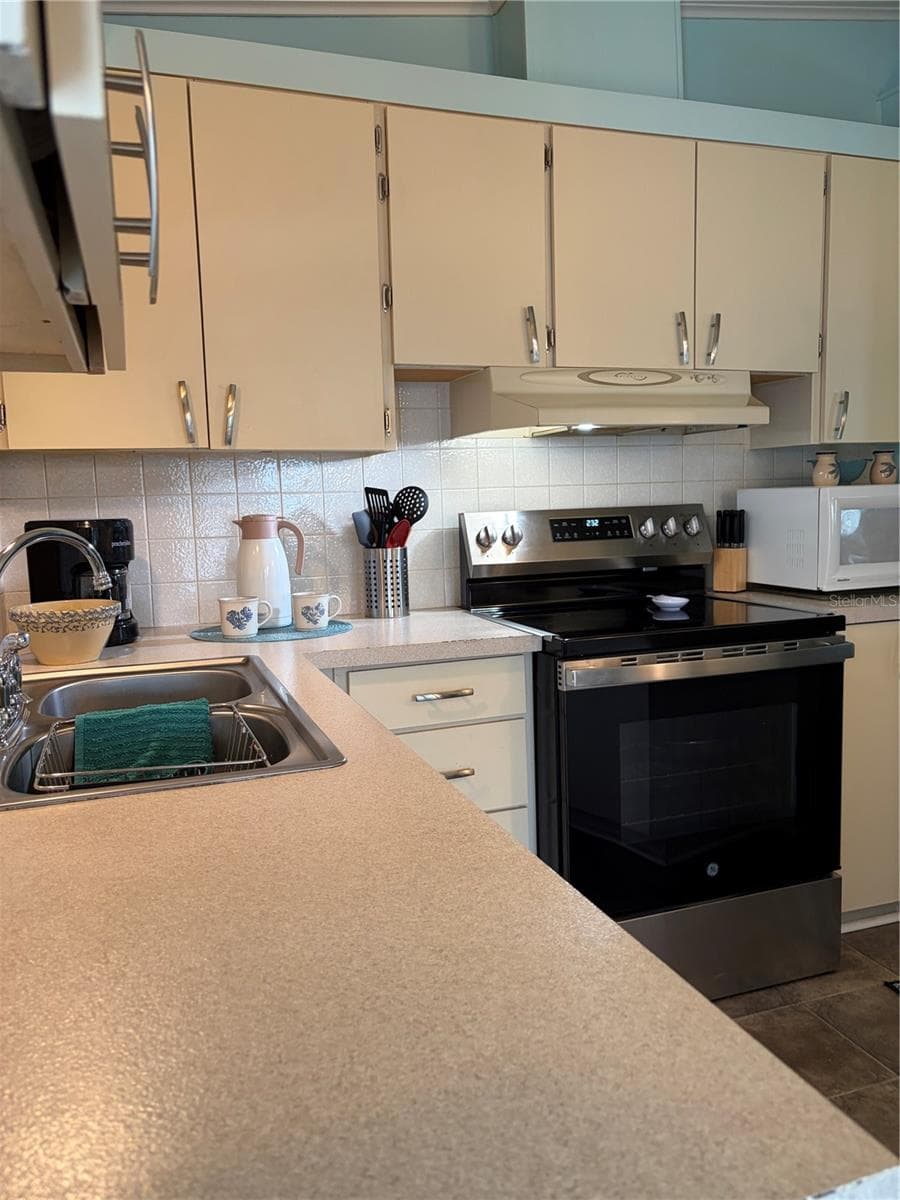 Mobile Home at 10493 PEACEFUL DR, LARGO, photo 15 of 32
