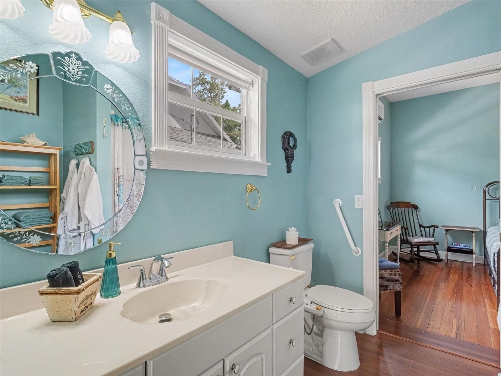 Jack and Jill bathroom downstairs - 1529 1ST AVE W, BRADENTON