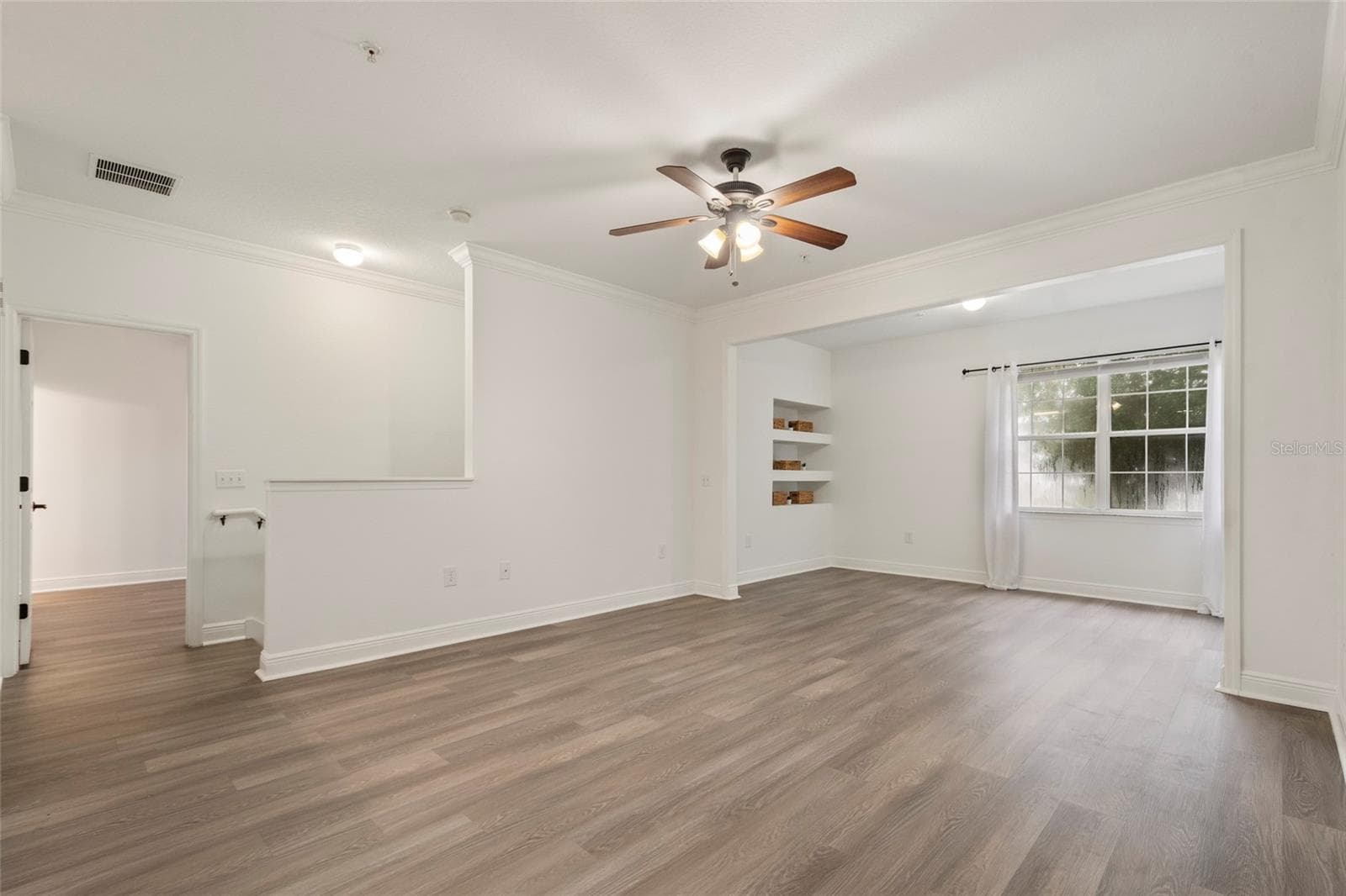 Across the other side of unit is the entrance to the primary suite, the split floor plan allows privacy for the entire family or is a perfect Roomate plan. - 1300 EASTERN PECAN PL #208, WINTER GARDEN