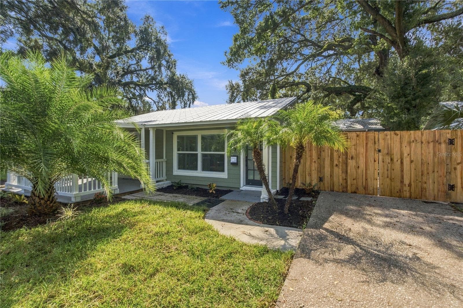 Single Family Residence at 39 HAMILTON HEATH DR, TAMPA, photo 2 of 32