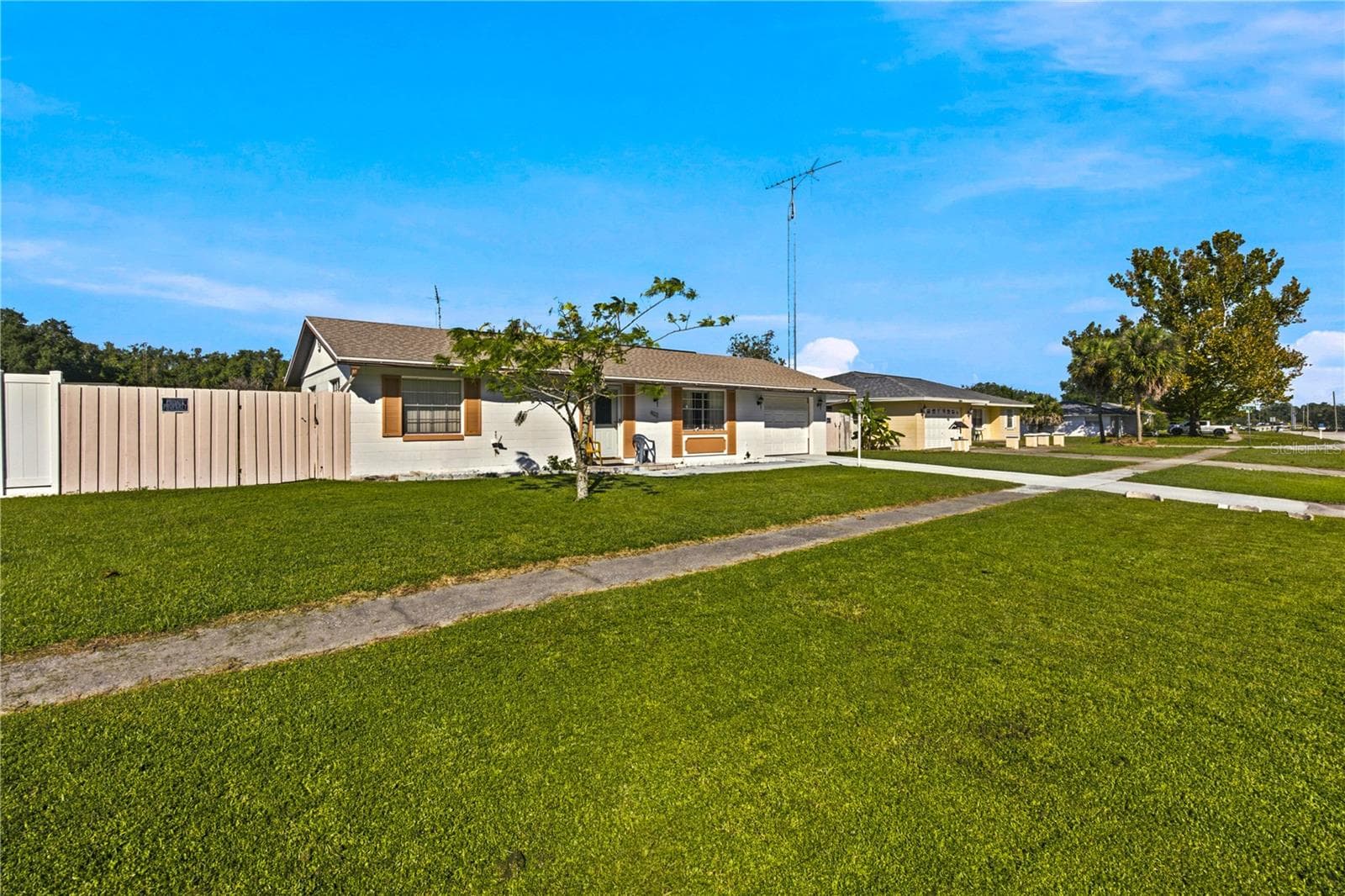 Single Family Residence at 402 MARION OAKS DR, OCALA, photo 2 of 24