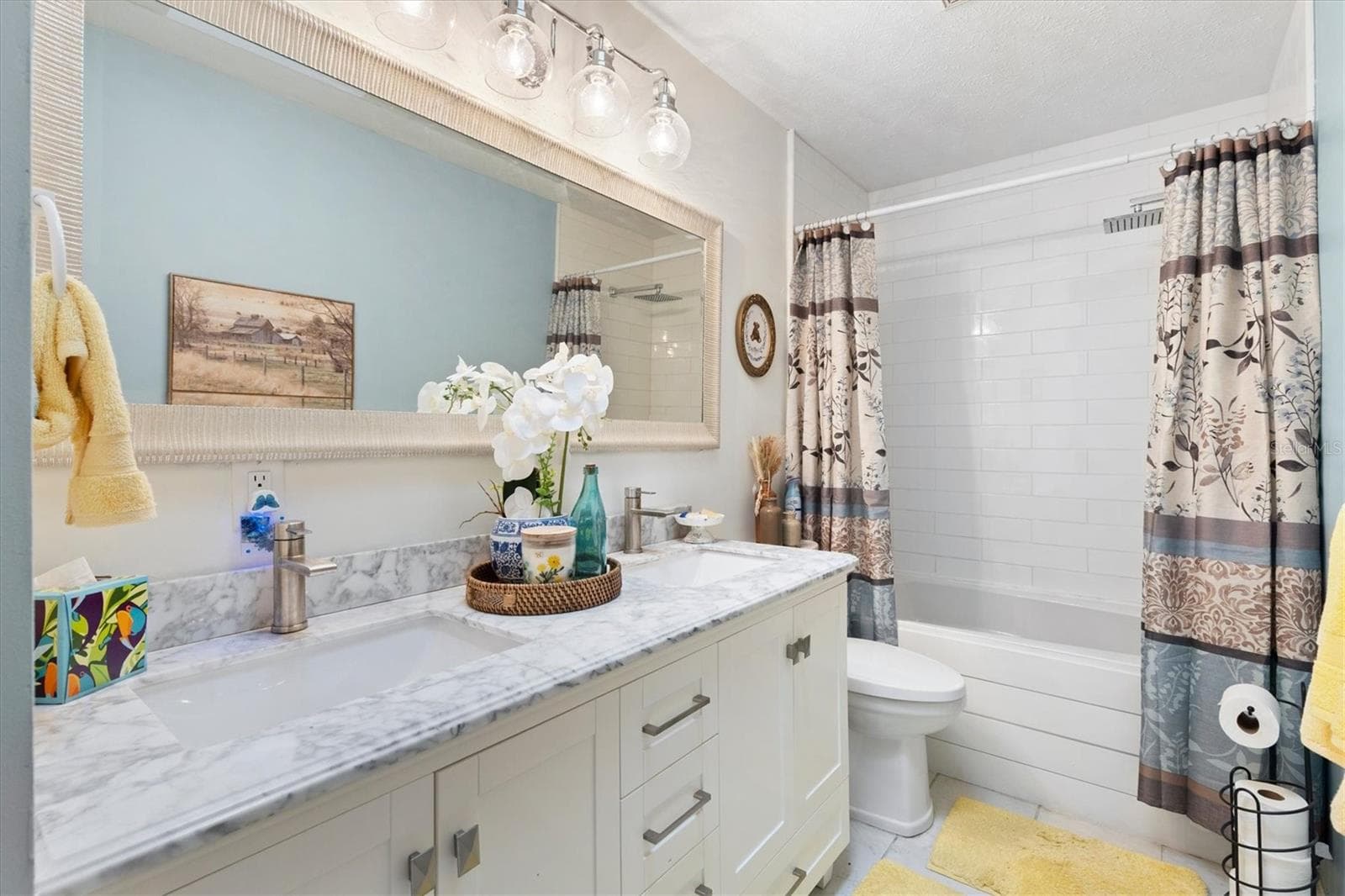 Second bathroom with combined Jacuzzi bathtub and shower. - 17432 SE 112TH CT, SUMMERFIELD