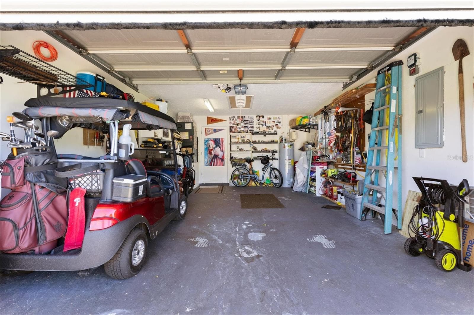 1.5 car garage. New electric screen door over garage door. - 17432 SE 112TH CT, SUMMERFIELD