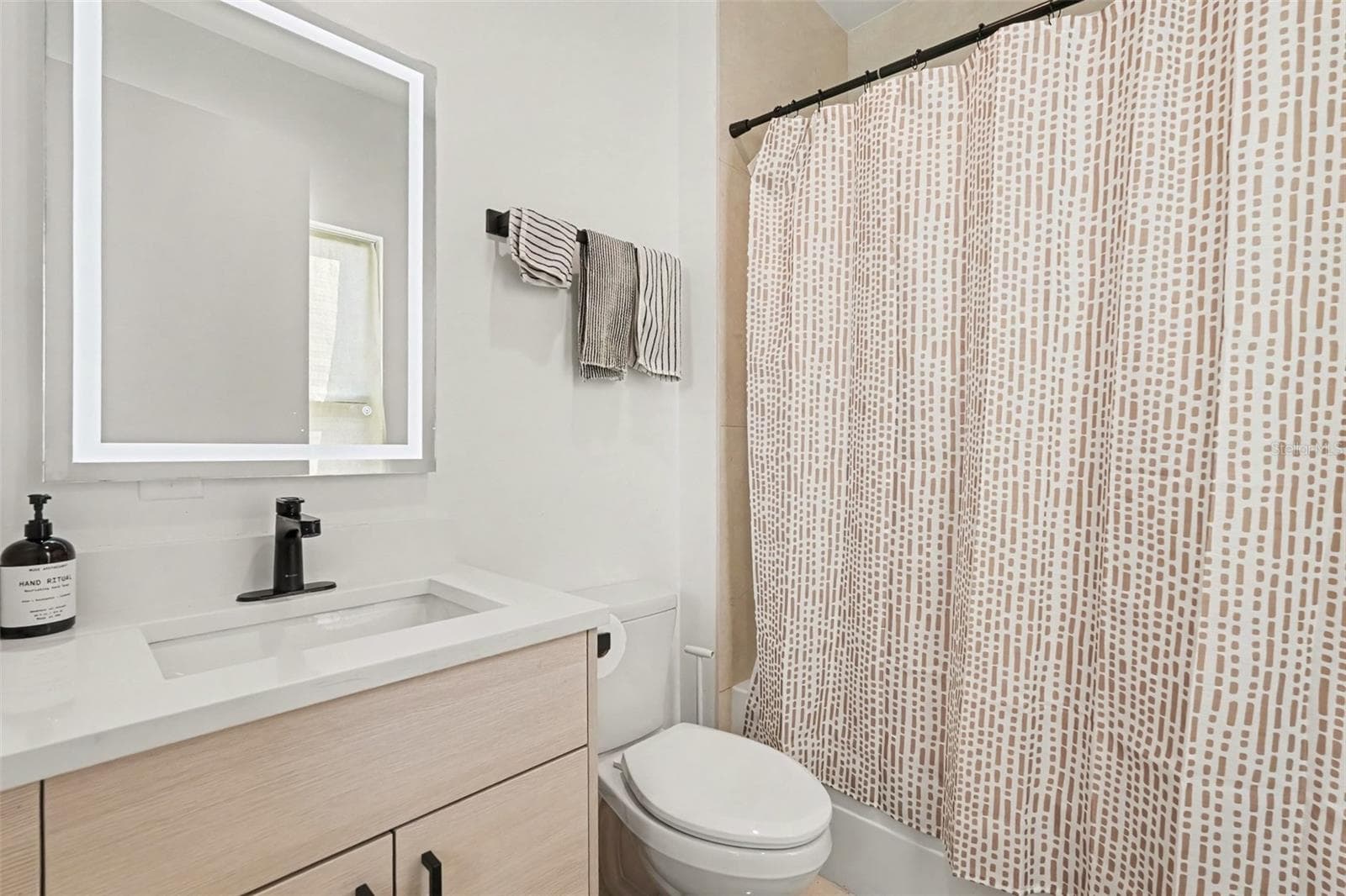 1st Floor Full Bath - 102 W ADALEE ST #1, TAMPA