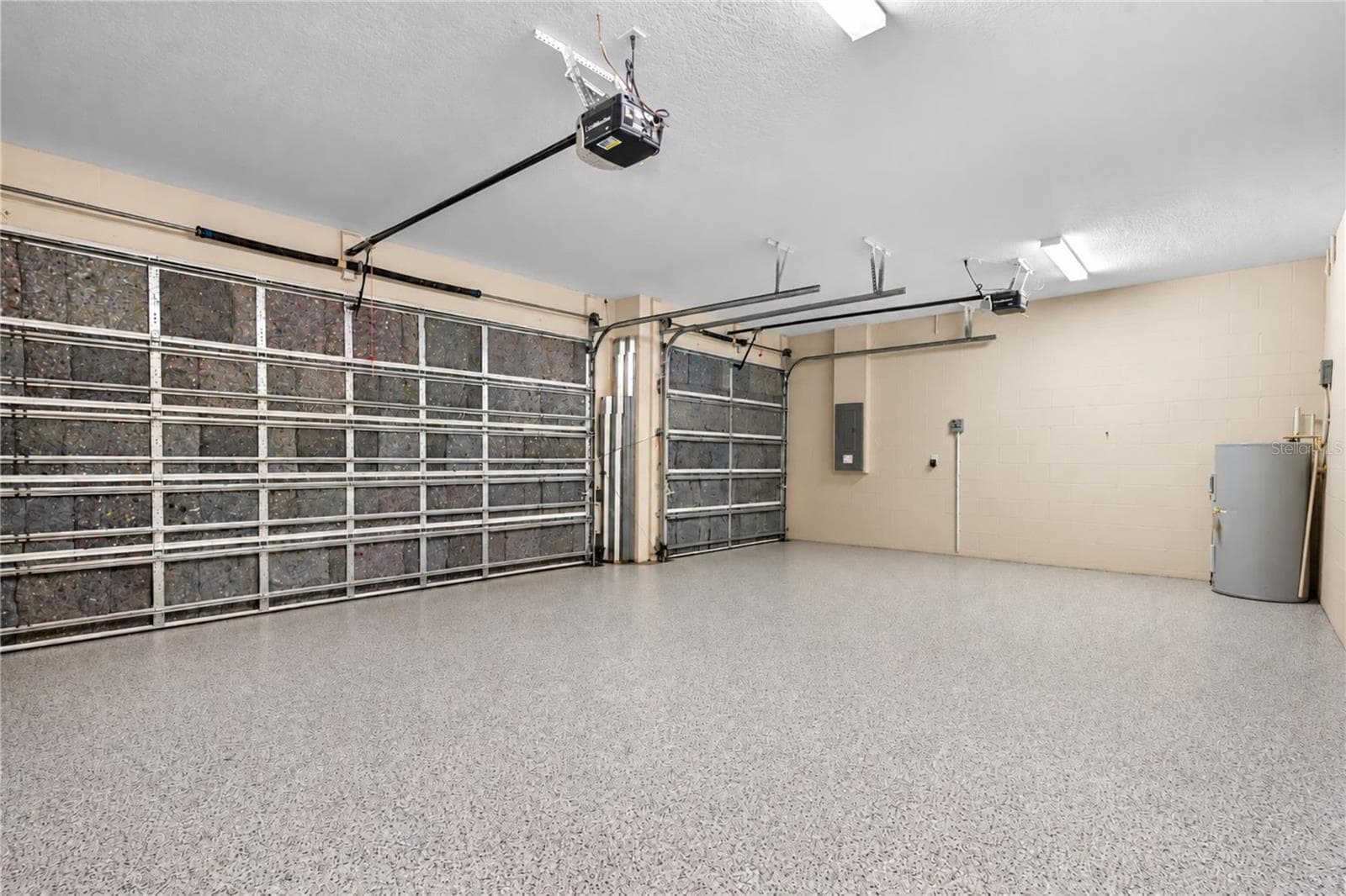 Insulated 8 foot doors and epoxied floors - 3610 MONTERO CT, SUN CITY CENTER