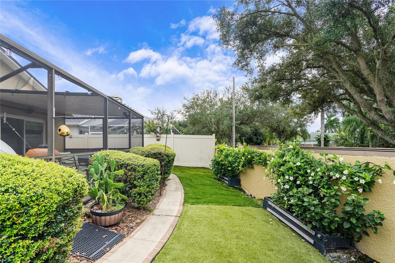 Side Yard - 8761 HUNTFIELD ST, TAMPA