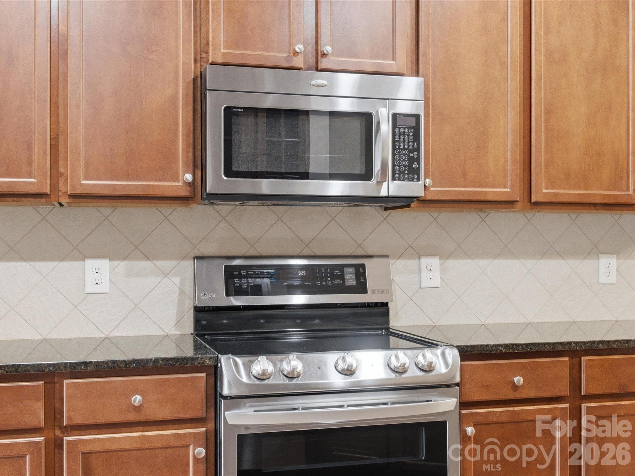Electric Stove and Microwave - 15110 Reminisce Lane, Charlotte