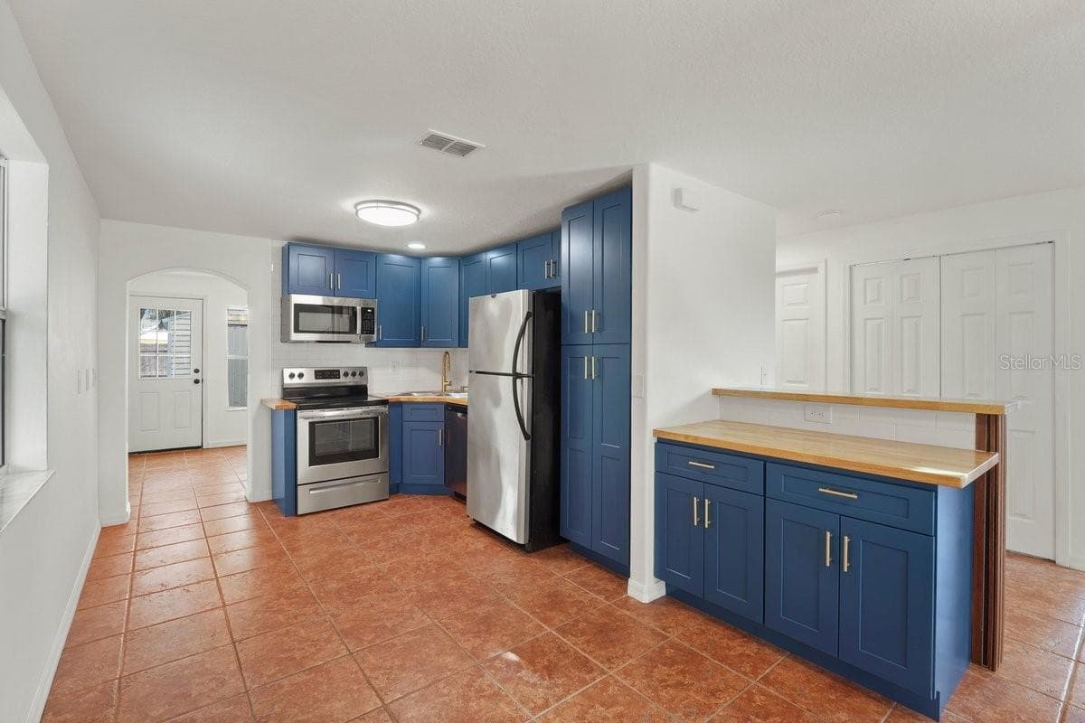 Single Family Residence at 64 OCEAN SHORE DR, ORMOND BEACH, photo 4 of 26