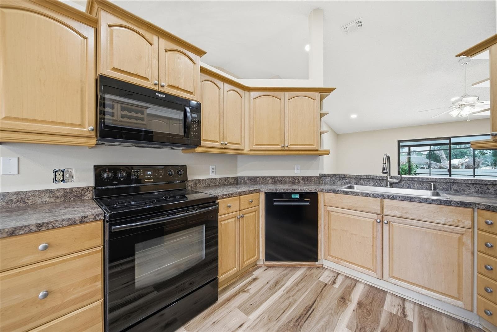 Kitchen - 3179 LAKE SAXON DR, LAND O LAKES