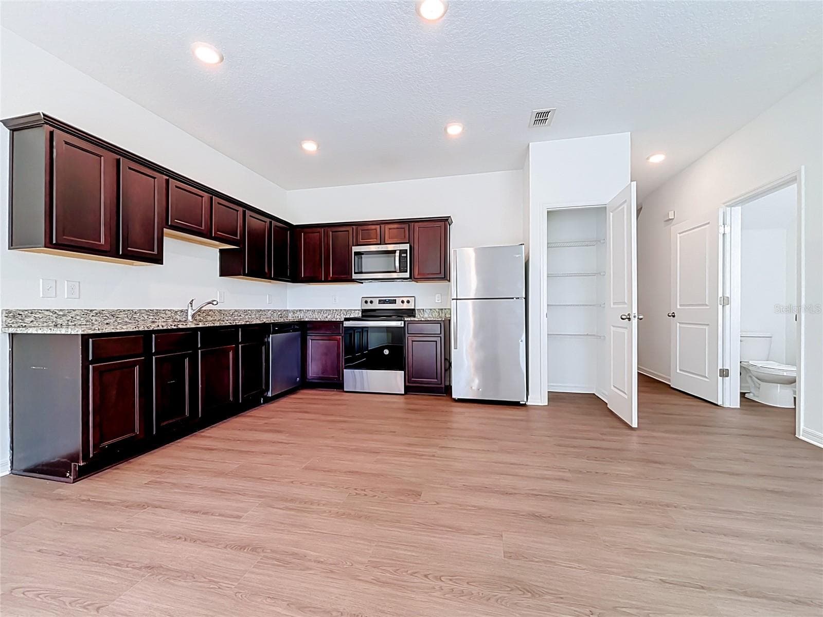 Kitchen, all appliances included - 811 GRANDIN ST, DAVENPORT
