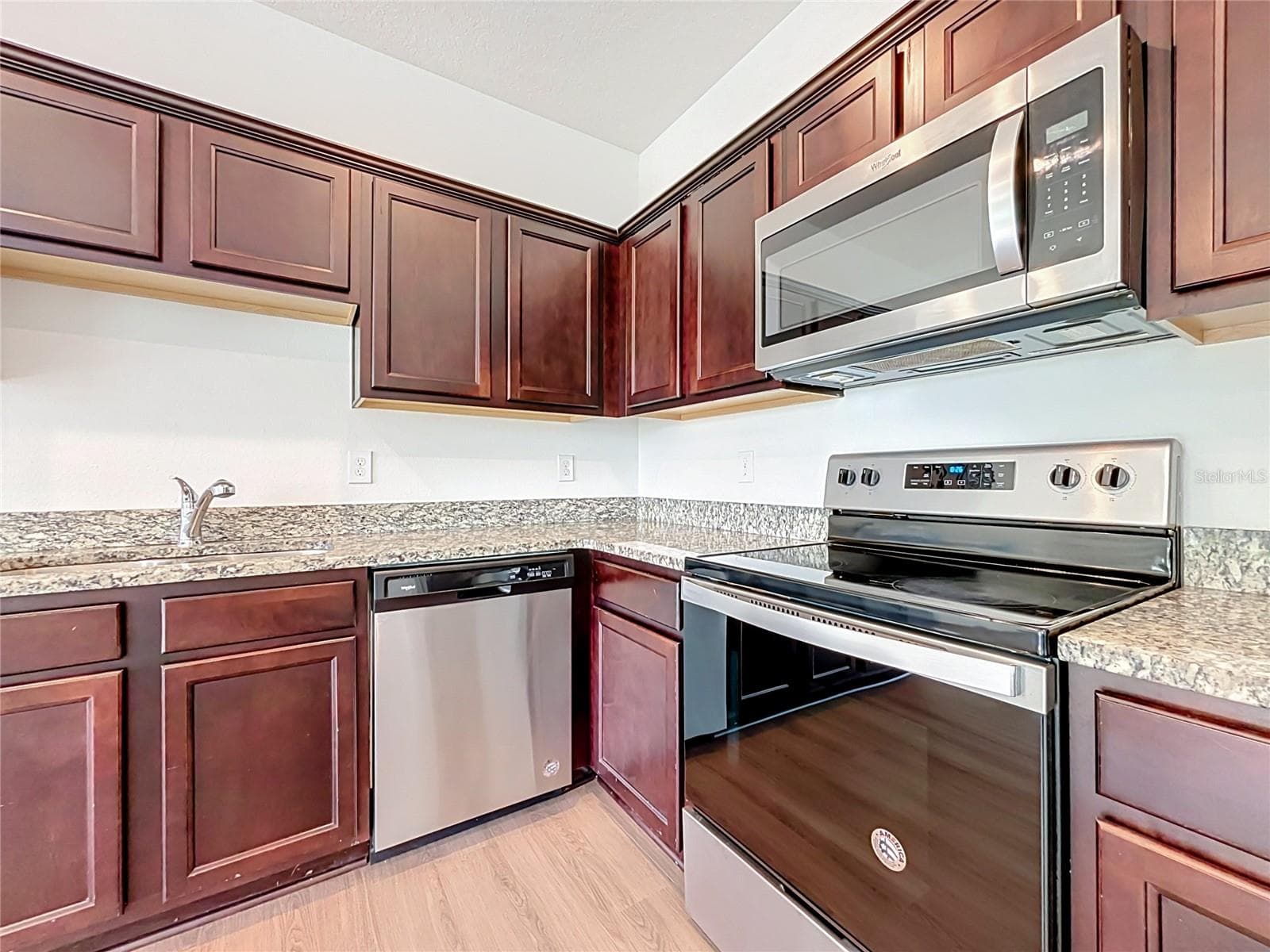 Townhouse at 811 GRANDIN ST, DAVENPORT, photo 9 of 44