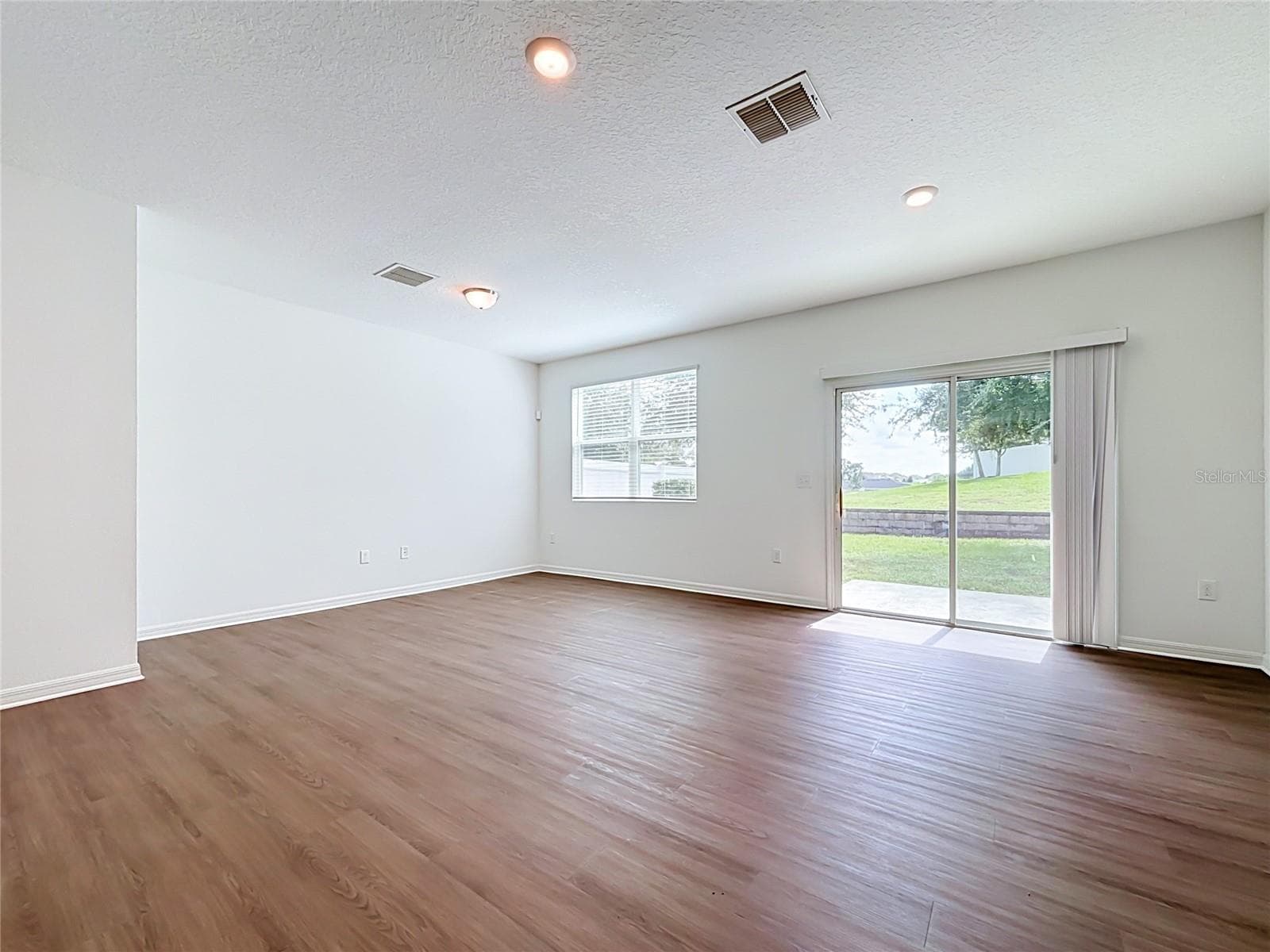 Living room/ Family room, sliding glass doors to the yard - 811 GRANDIN ST, DAVENPORT