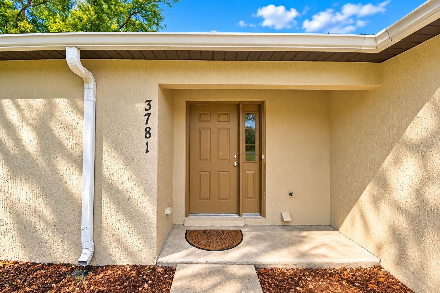 Front entry door to unit 3781. - 3779 RED OAK CT, LAKE WALES