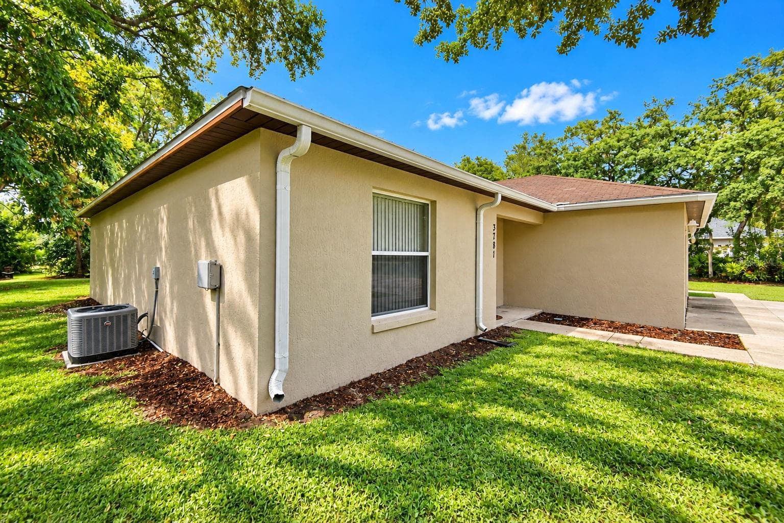 Side view of 3781. - 3779 RED OAK CT, LAKE WALES