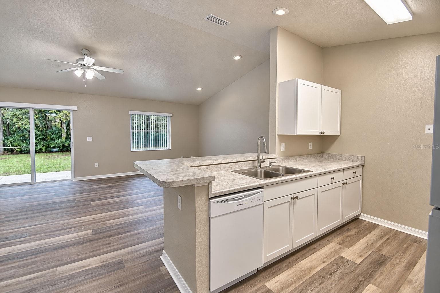 Kitchen and living room - 3779 RED OAK CT, LAKE WALES