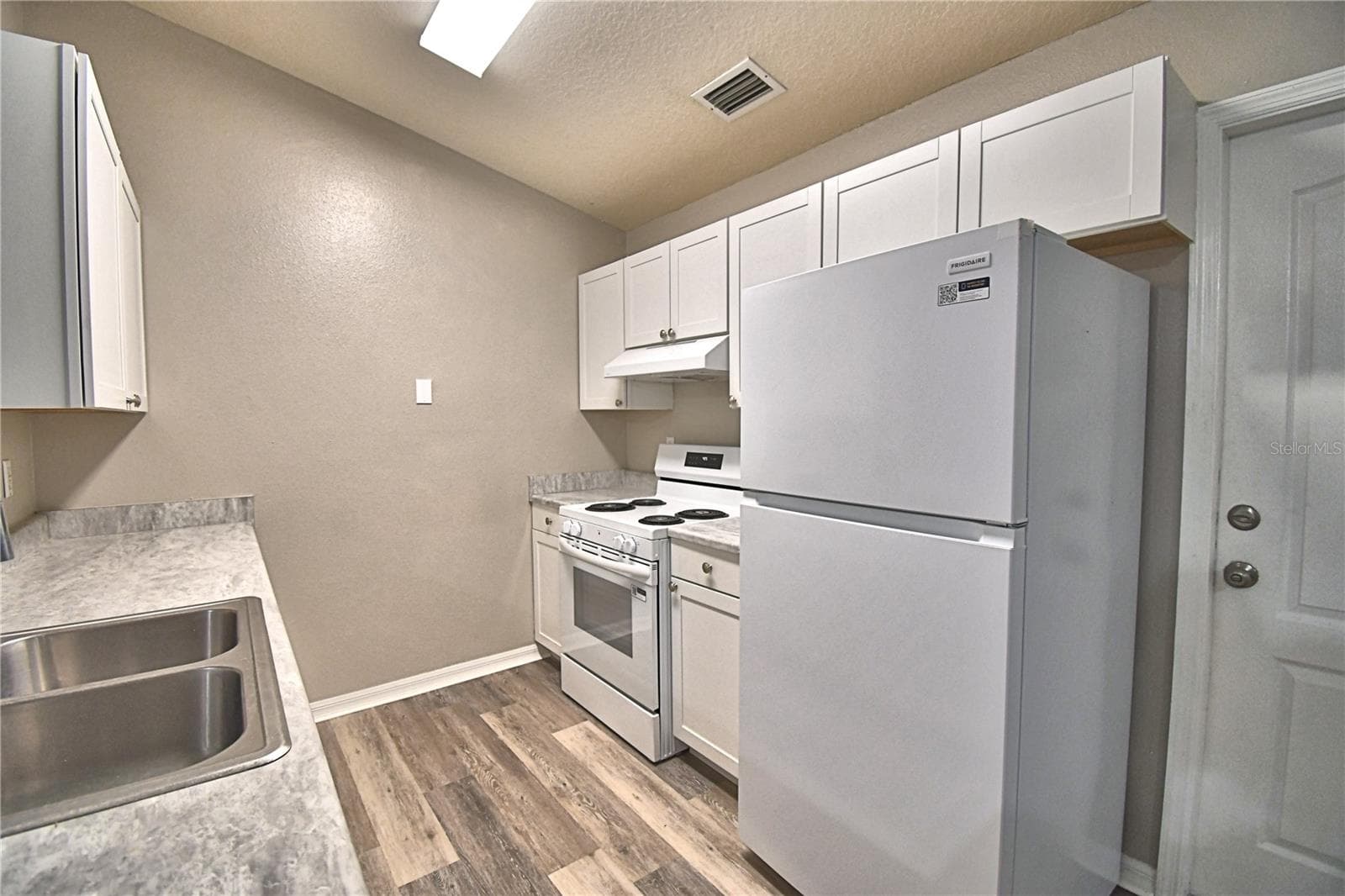 Kitchen appliances - 3779 RED OAK CT, LAKE WALES