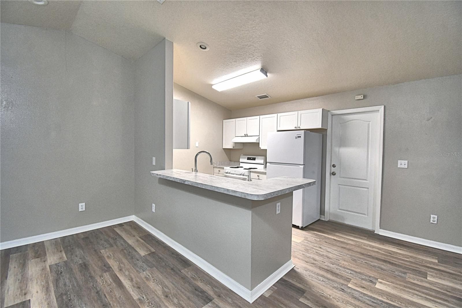 Looking to the kitchen from living room - 3779 RED OAK CT, LAKE WALES