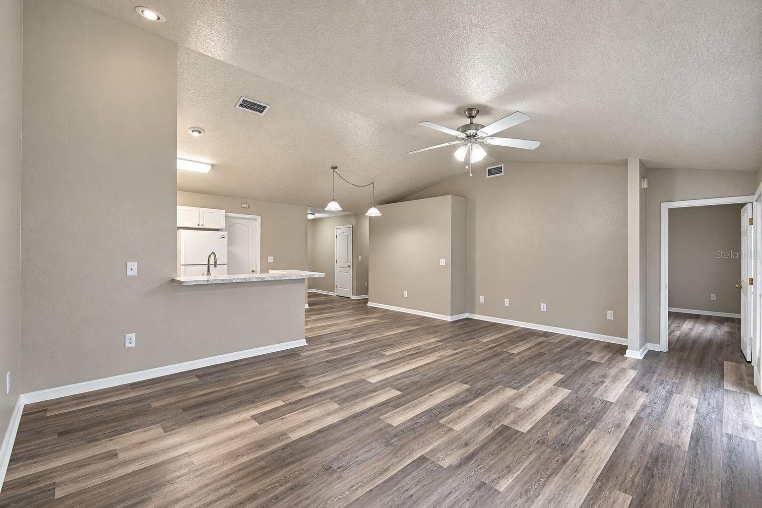 Modern open-plan living - 3779 RED OAK CT, LAKE WALES