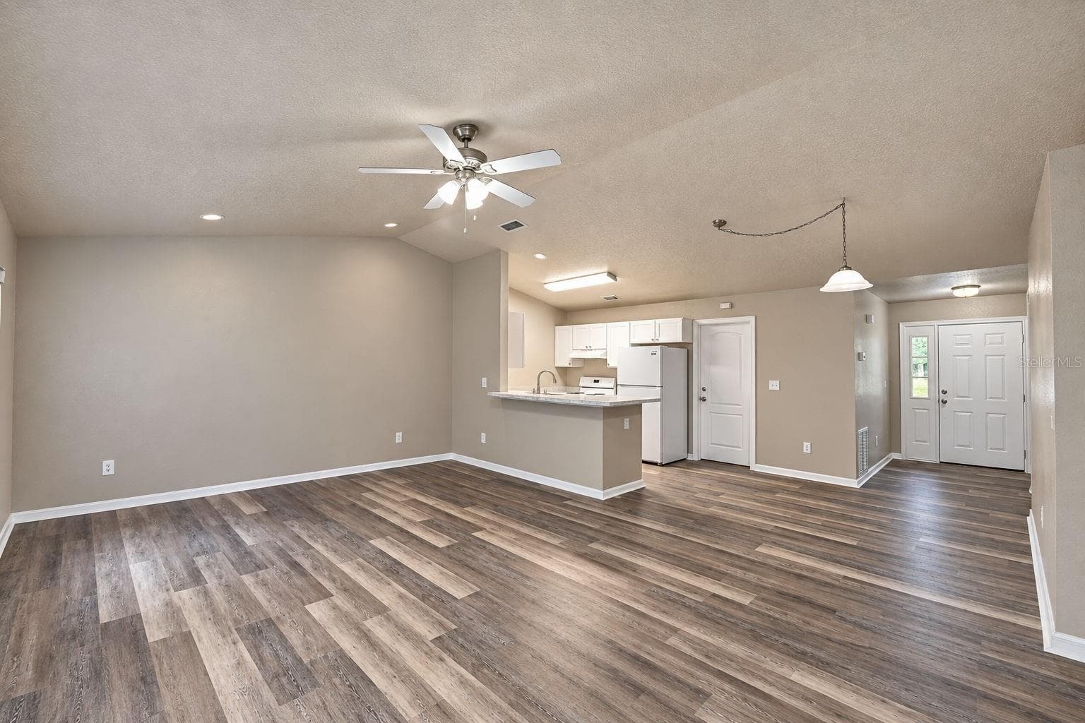 Modern open-plan living - 3779 RED OAK CT, LAKE WALES