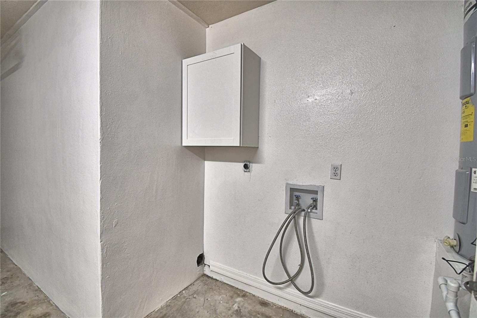 Washer and dryer hookup in garage. - 3779 RED OAK CT, LAKE WALES