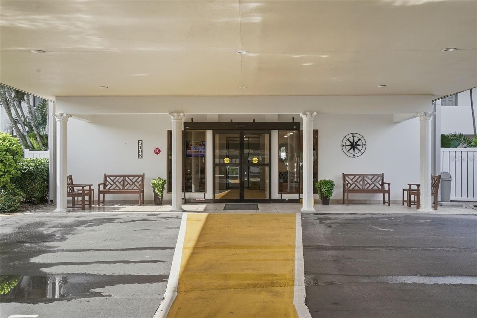 Front of the bldg - 5108 BRITTANY DR S #1008, ST PETERSBURG