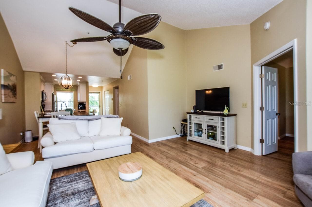 Living Room - 433 CERROMAR LN #541, VENICE