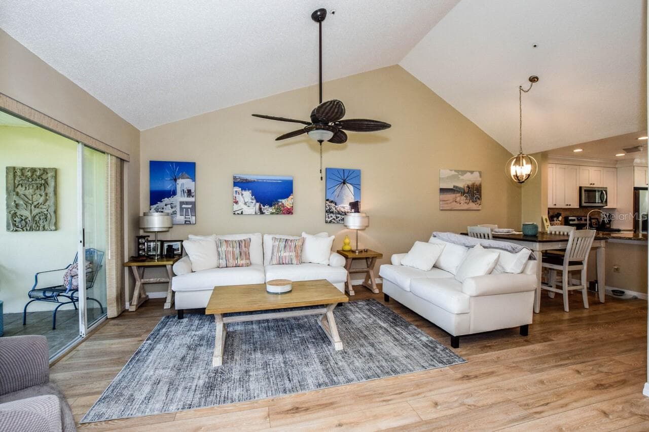 Living Room - 433 CERROMAR LN #541, VENICE
