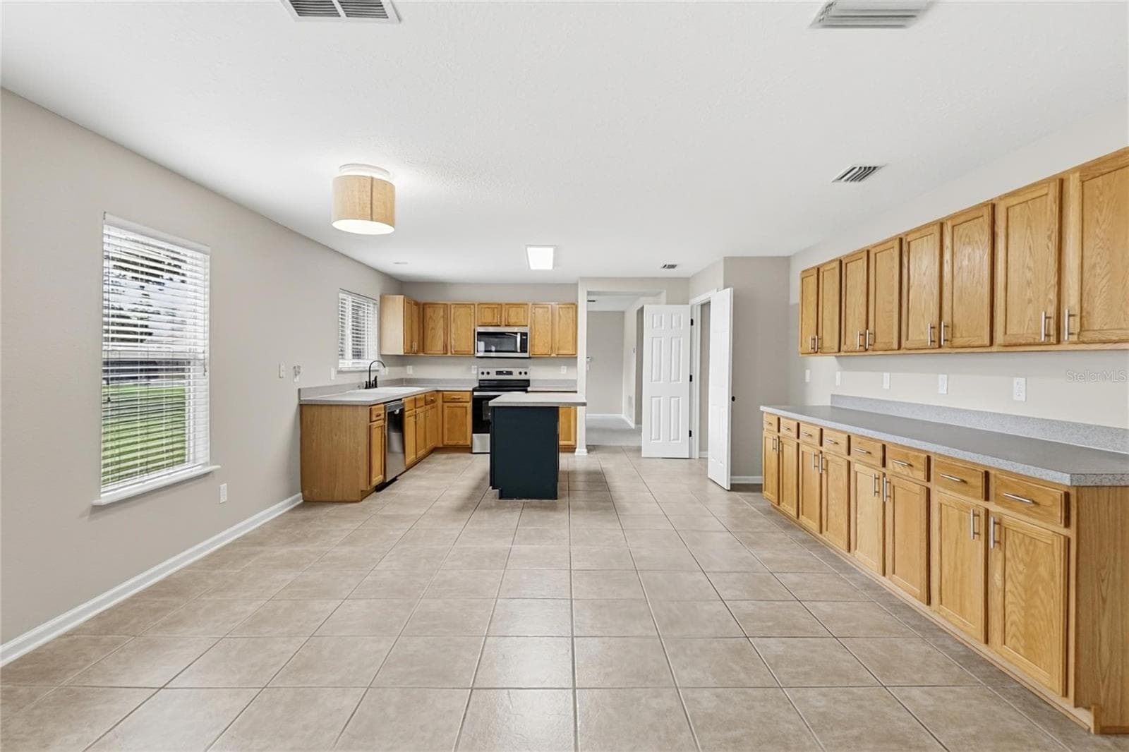 Single Family Residence at 8050 LEAFCREST DR, JACKSONVILLE, photo 5 of 18