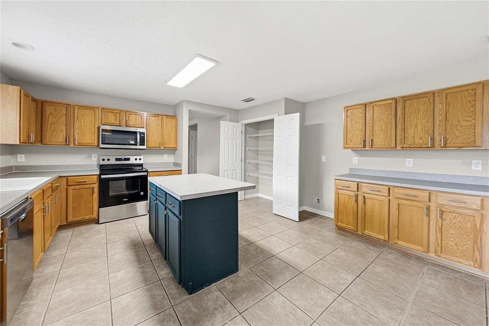 Single Family Residence at 8050 LEAFCREST DR, JACKSONVILLE, photo 6 of 18