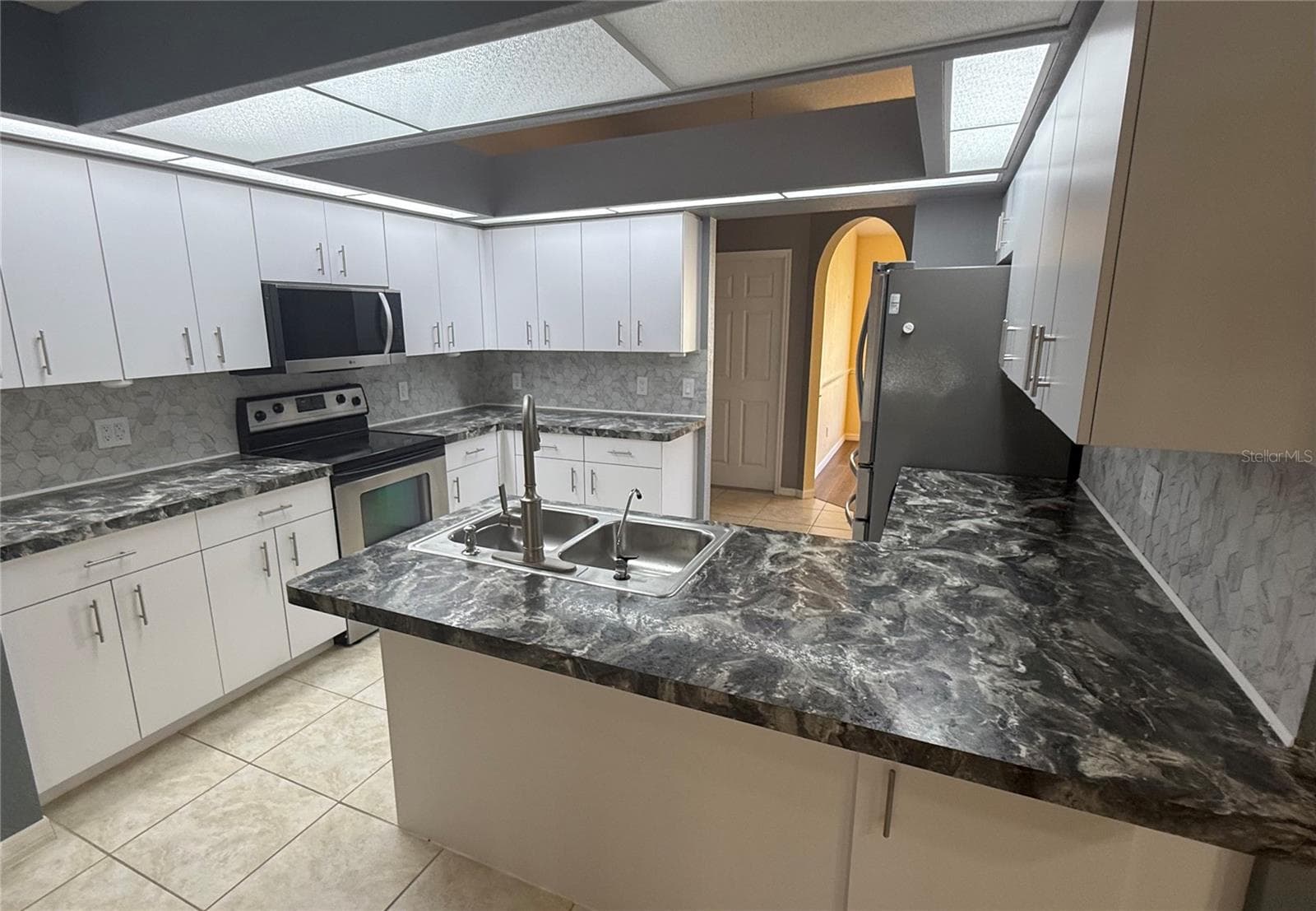 Kitchen with double sink, eat at counter. - 4055 ALLURE LN, NORTH PORT