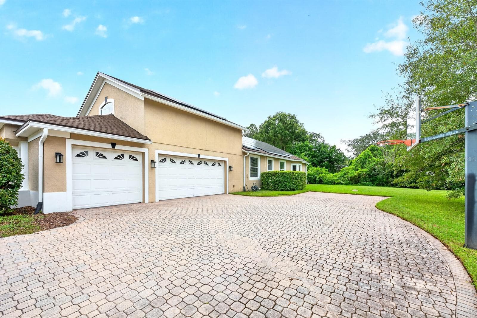 3-car side facing garage for ample parking. - 609 VIANA CT, WINTER SPRINGS
