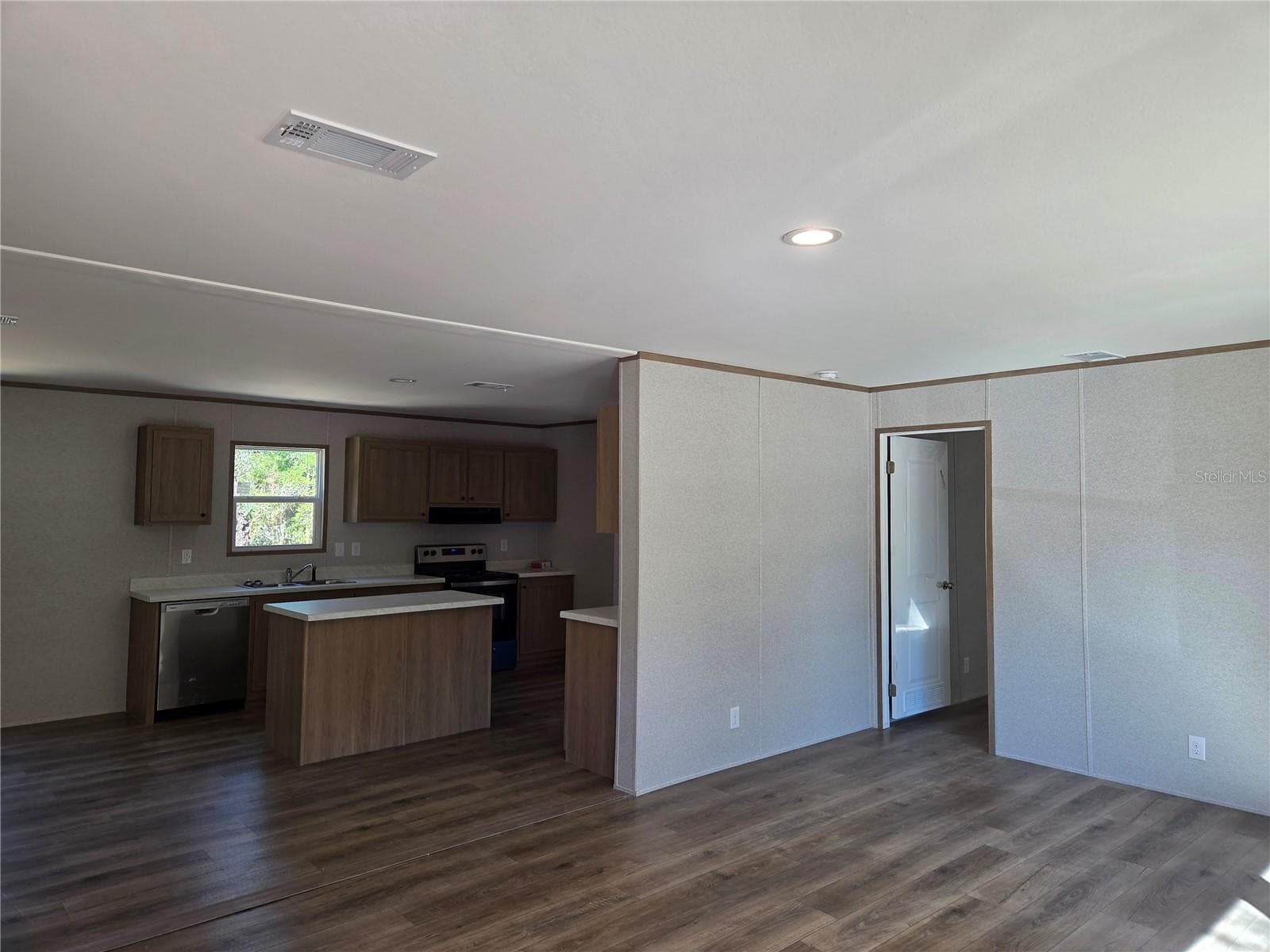 Manufactured Home at 1110 NE 122ND AVE, WILLISTON, photo 9 of 24