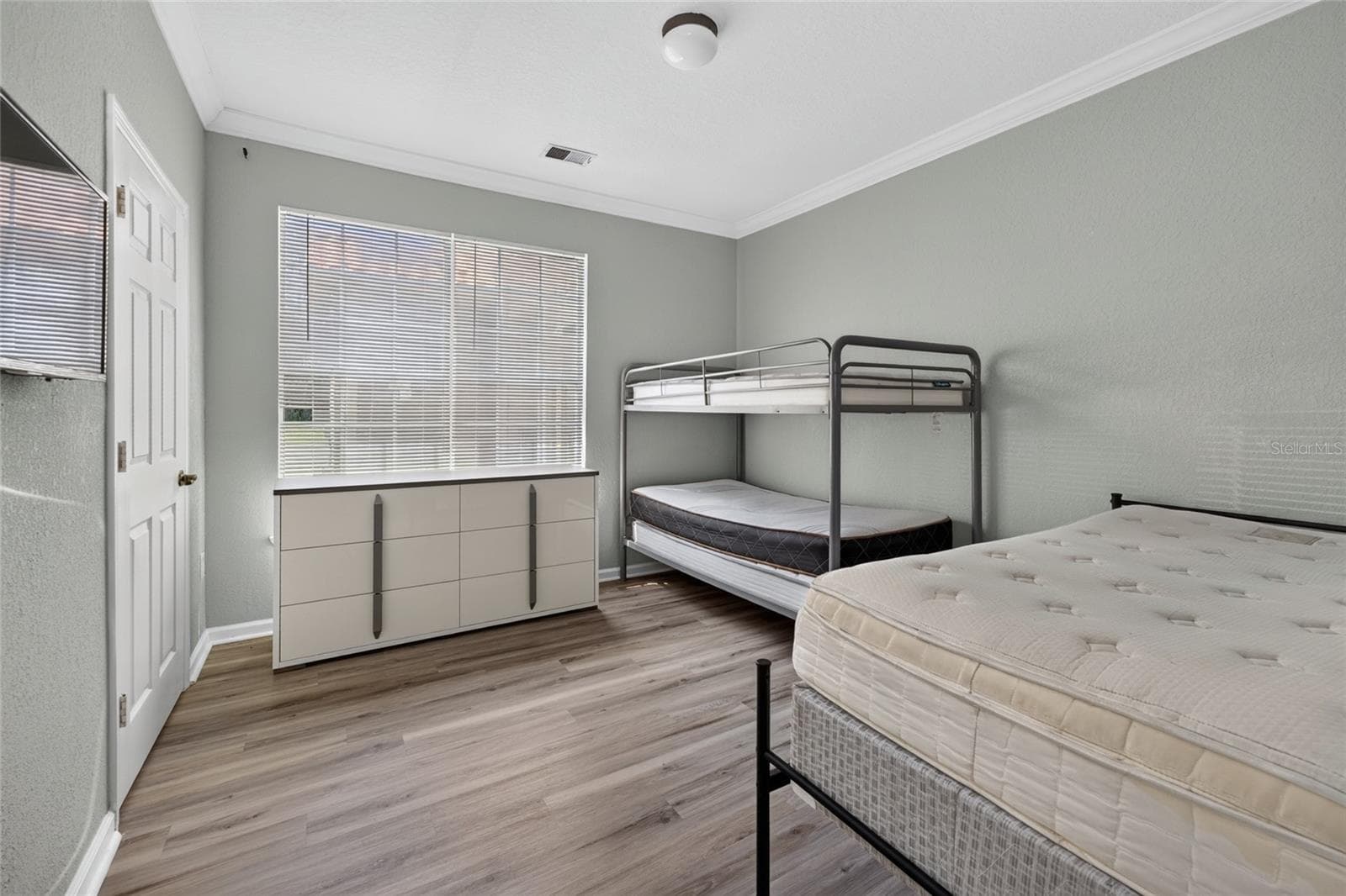 PRIMARY ENSUITE BEDROOM. BUILT-IN CLOSET (left door next to windows). SW facing light. - 1351 TUSCAN TER #8104, DAVENPORT