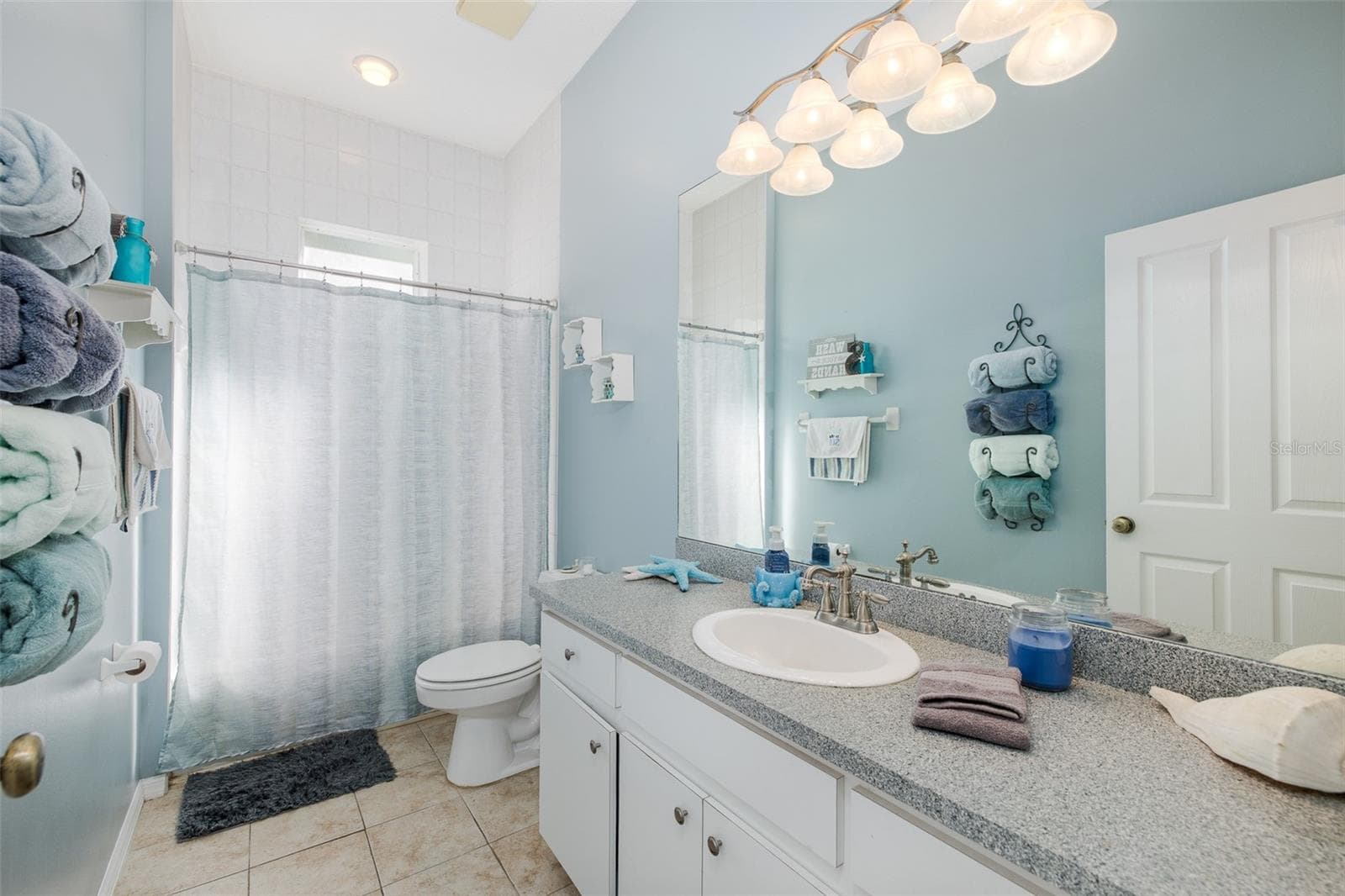 Hall bath - 31524 CROSS CREEK LN, WESLEY CHAPEL