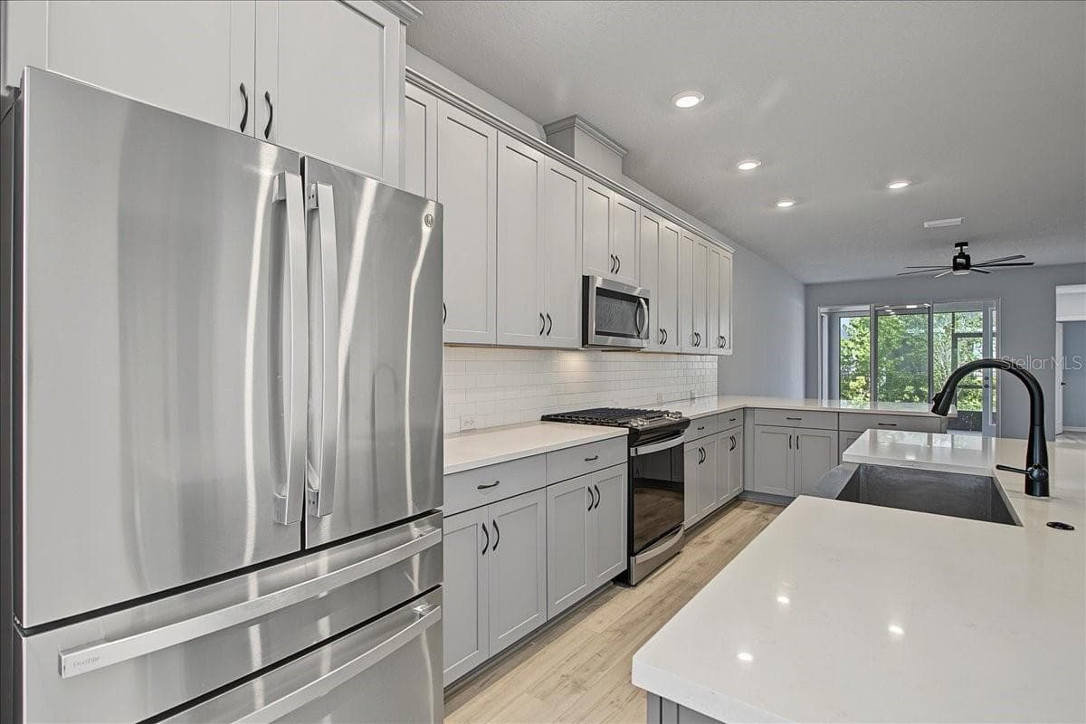 Single Family Residence at 6026 GOLDEN NETTLE DR, APOLLO BEACH, photo 9 of 33