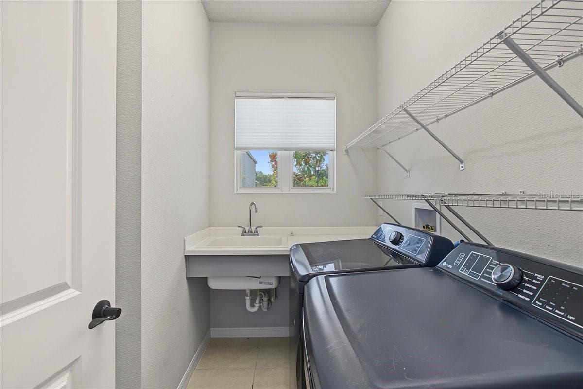 spacious laundry room - 6026 GOLDEN NETTLE DR, APOLLO BEACH