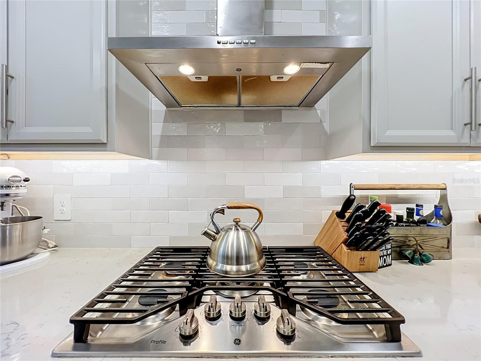 Natural gas cooktop - 1213 FOLTZ LOOP, OAKLAND