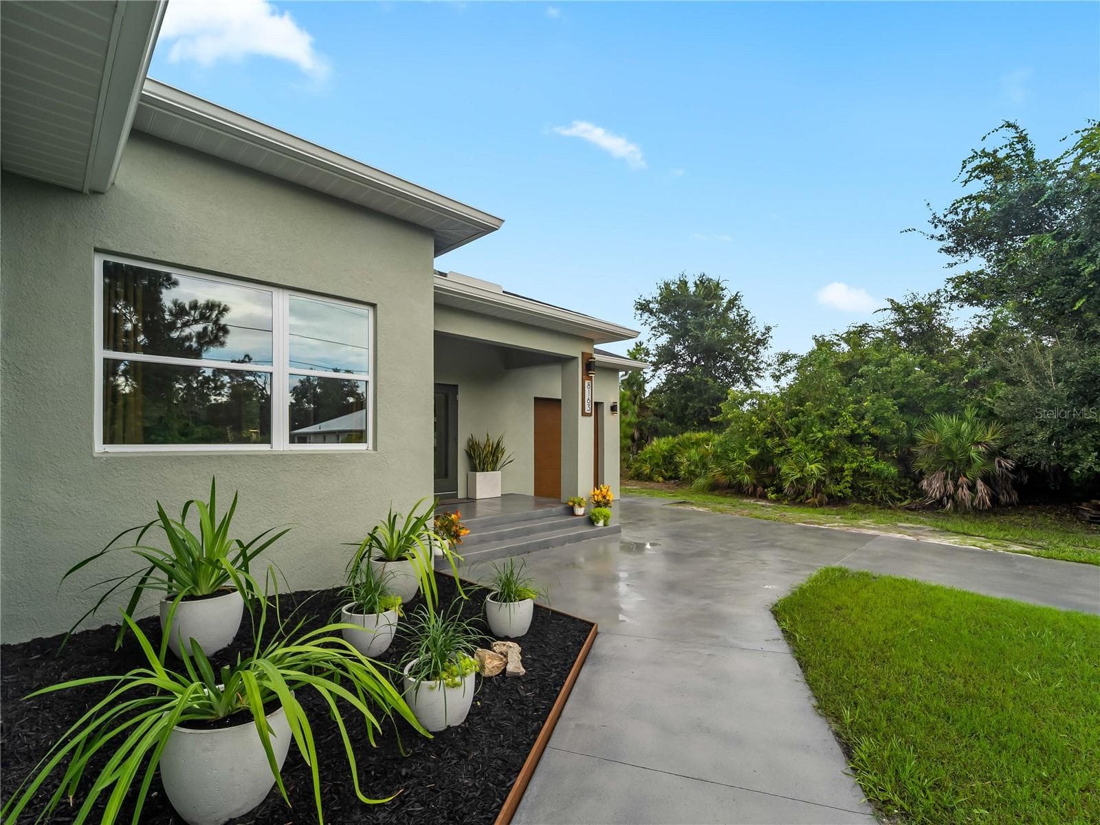 FrontExterior_8163WalbertSt_PortCharlotte_Landscaping_Close.jpg - 8163 WALBERT ST, PORT CHARLOTTE