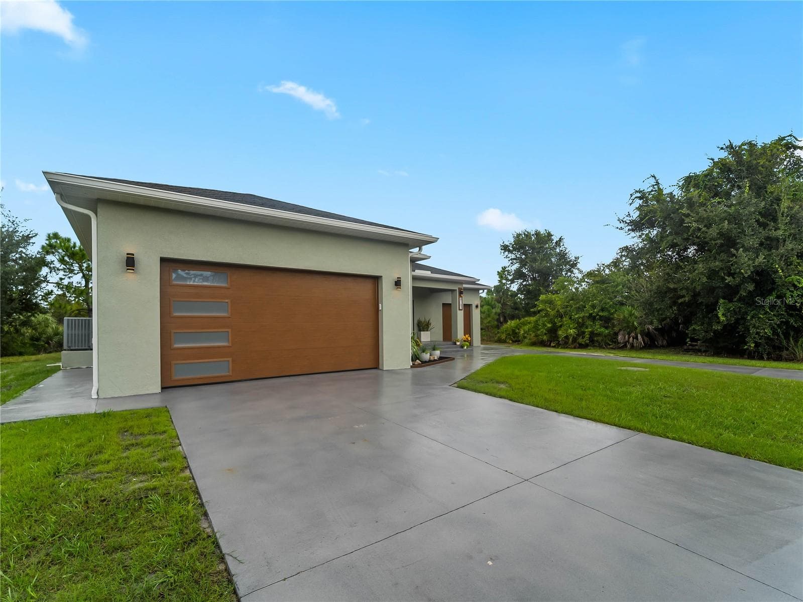 Garage_8163WalbertSt_PortCharlotte_Wide2.jpg - 8163 WALBERT ST, PORT CHARLOTTE